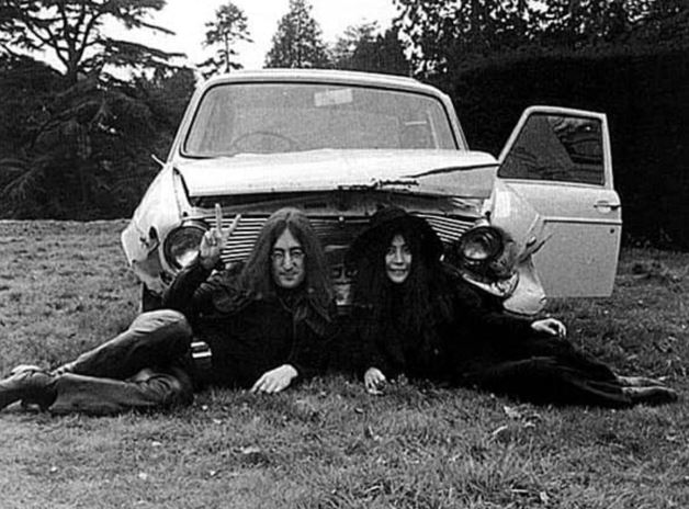 John Lennon et Yoko Ono devant leur Austin Maxi accidentée en Écosse en 1969