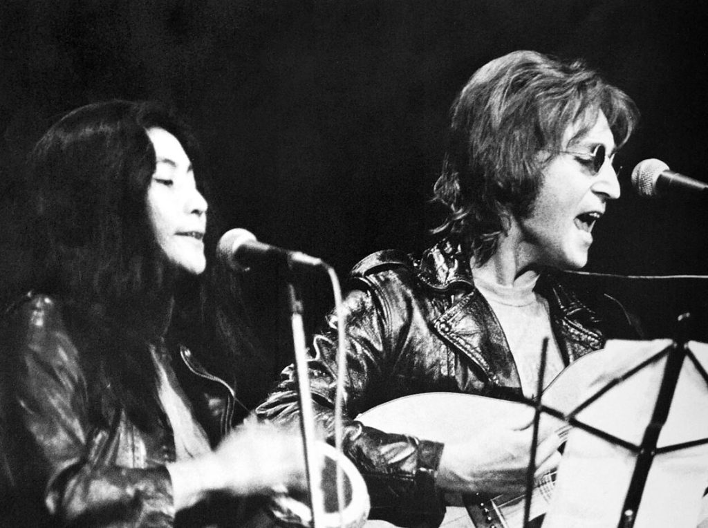 John Lennon et Yoko Ono sur scène lors d'une performance au début des années 1970