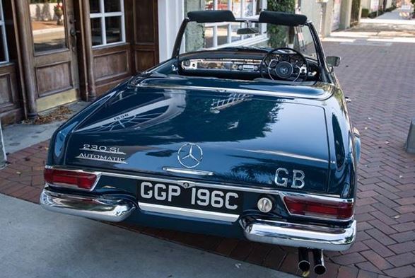 Mercedes-Benz 230 SL Pagode ayant appartenu à John Lennon lors d'une vente aux enchères