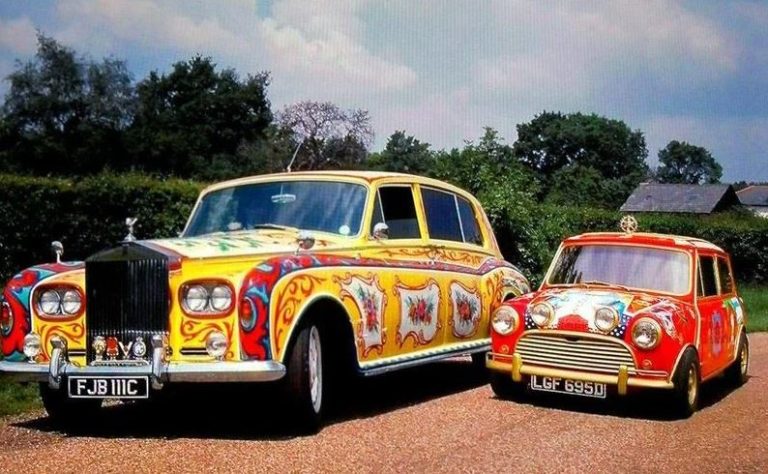 Rolls-Royce Phantom V psychédélique de John Lennon aux côtés de la Mini de George Harrison