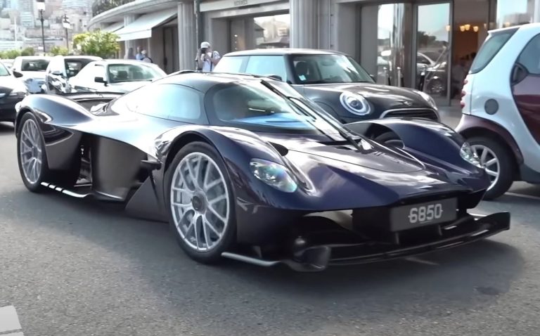 Aston Martin Valkyrie de Max Verstappen roulant dans les rues de Monaco