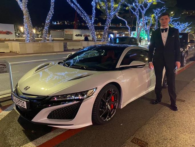Max Verstappen aux côtés de sa Honda NSX blanche