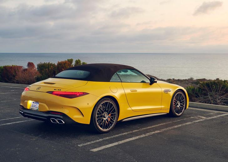 Mercedes-AMG SL 63 jaune conduite par Rafael Nadal lors d'un événement Mercedes