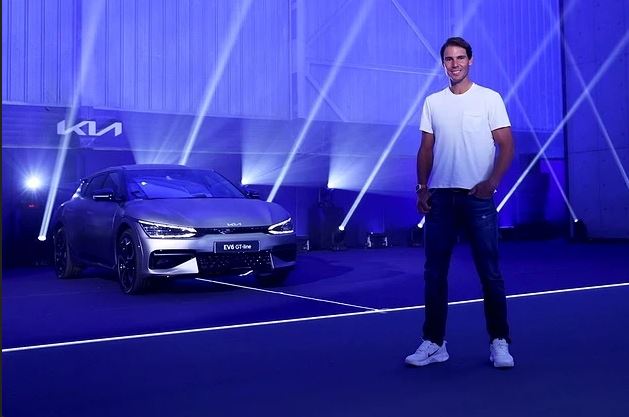 Rafael Nadal présente la Kia EV6 GT dans le cadre de son partenariat avec le constructeur coréen