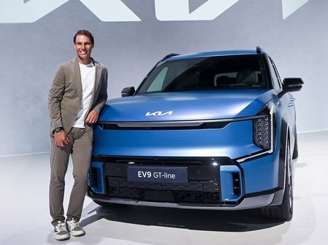 Rafael Nadal pose aux côtés du Kia EV9 GT-Line lors d'une présentation officielle