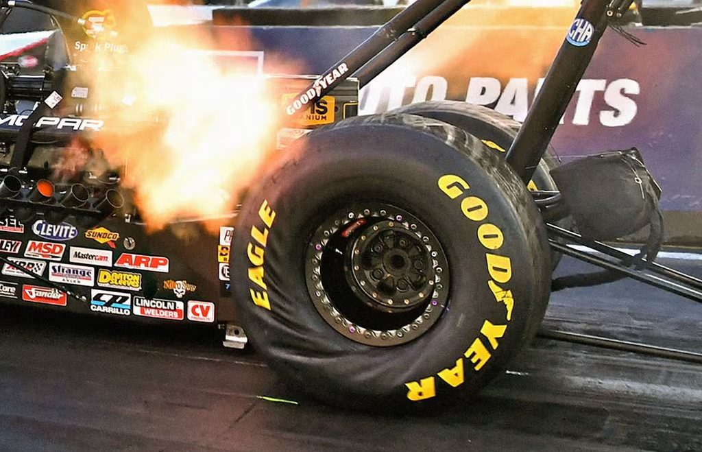 Pneu de dragster Top Fuel déformé sous une forte accélération