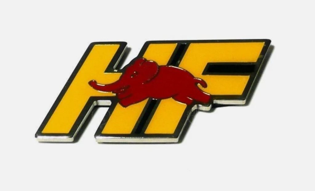 Logo Lancia HF avec l’éléphant rouge, emblème historique des modèles sportifs de la marque
