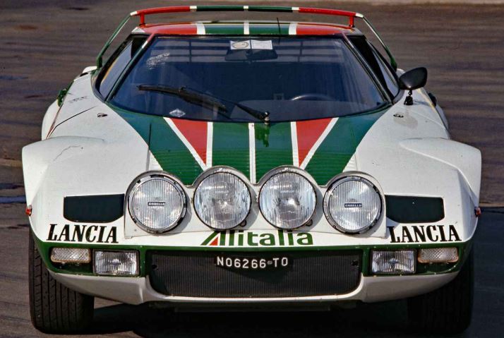 Lancia Stratos de rallye aux couleurs Alitalia vue de face