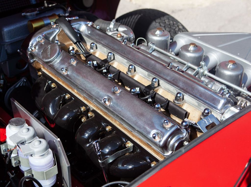 Moteur 6 cylindres en ligne Jaguar à double arbre à cames