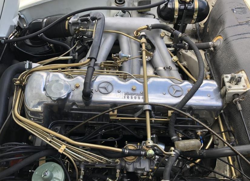 Moteur 6 cylindres en ligne Mercedes-Benz d’une 280 SL Pagode