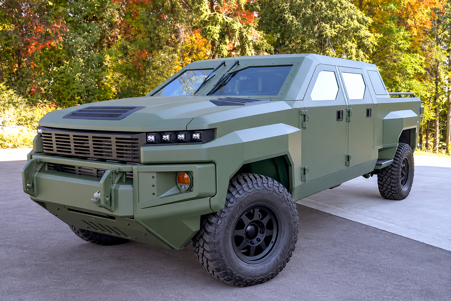 Véhicule militaire blindé de General Motors exposé en extérieur.