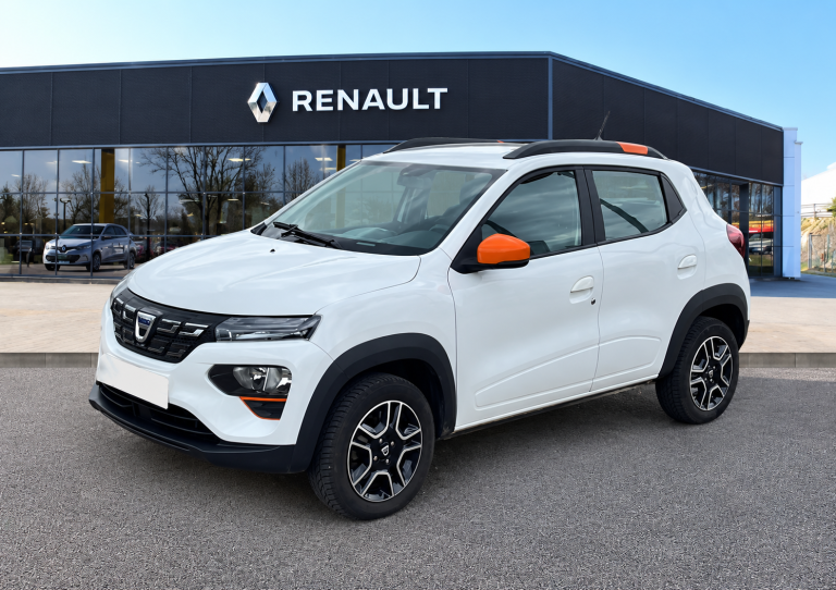 Dacia Spring électrique d'occasion exposée devant une concession Renault.