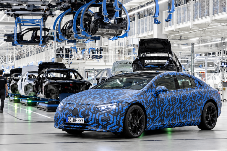 Mercedes camouflée sur une chaîne de production automobile en Allemagne.