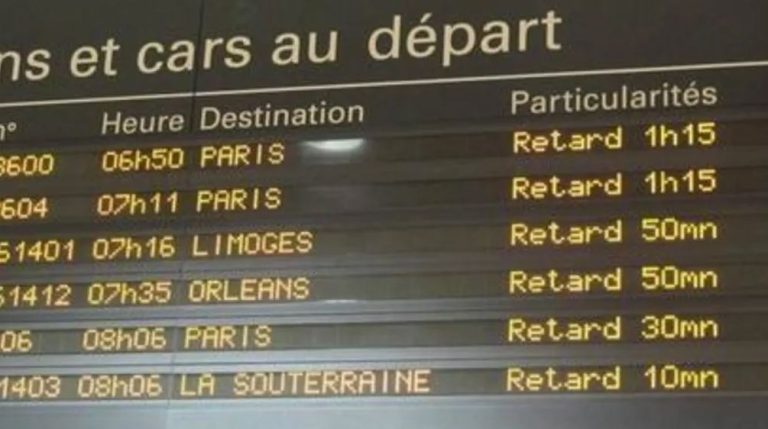 Tableau des départs en gare affichant plusieurs trains SNCF avec d'importants retards.