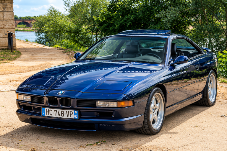 BMW 850 CSi E31 bleue vue de trois-quarts avant