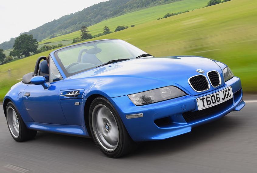 BMW Z3 M bleue vue de trois-quarts avant sur route