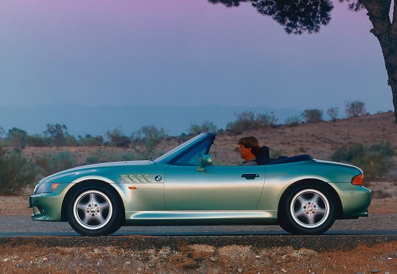 BMW Z3 Roadster vue de profil avec capote ouverte