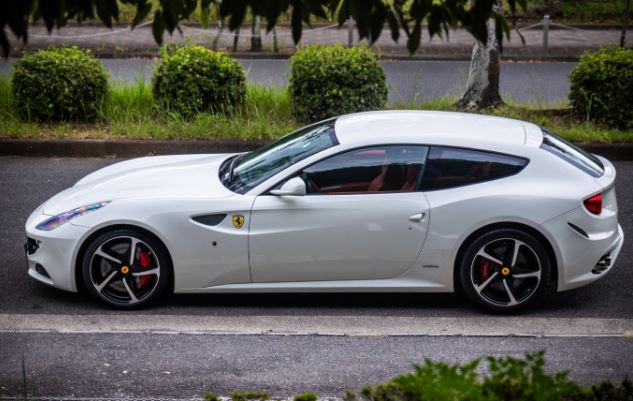 Ferrari FF blanche, break de chasse à quatre places équipé d’un moteur V12