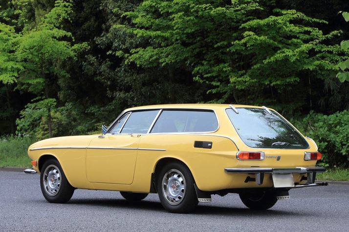Volvo 1800ES jaune, break de chasse à deux portes avec son grand hayon vitré
