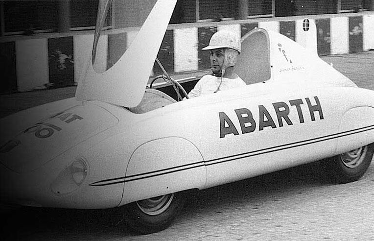 Carlo Abarth au volant d’un prototype Abarth destiné aux records