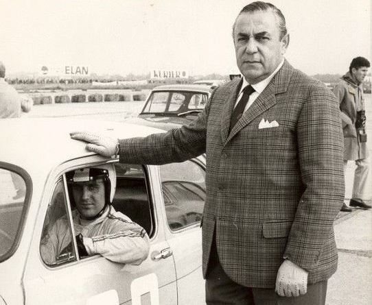 Carlo Abarth aux côtés d’un pilote dans une Fiat Abarth de compétition