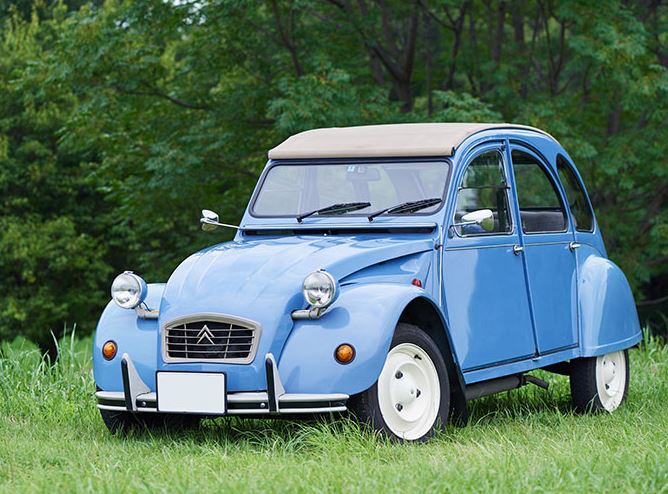 Citroën 2 CV bleue, modèle le plus emblématique de l’histoire de la marque