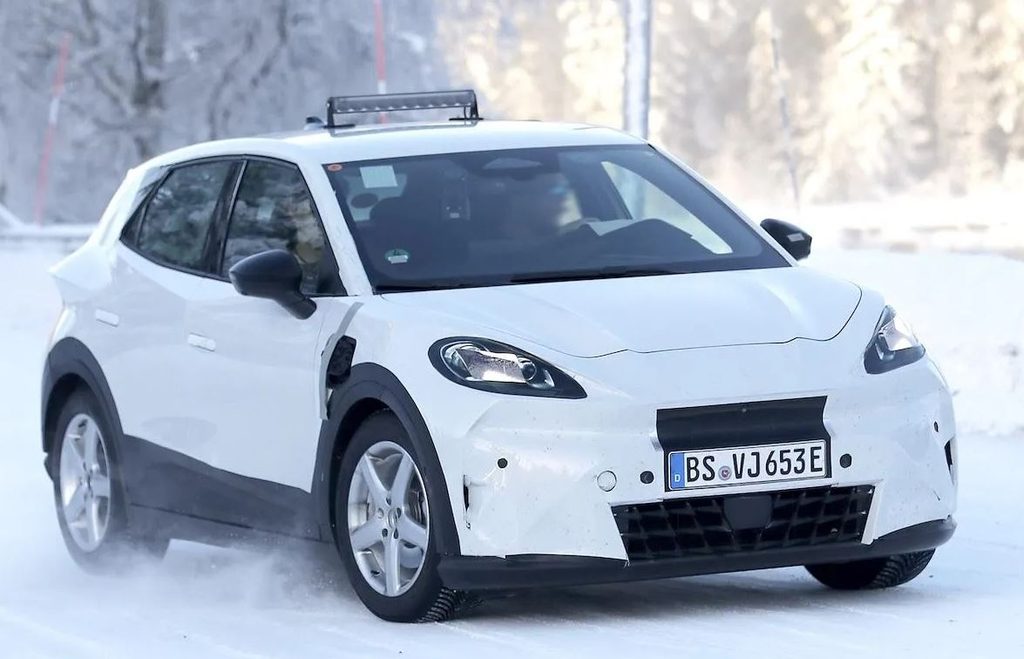 Prototype de la Cupra Raval électrique lors de ses essais hivernaux