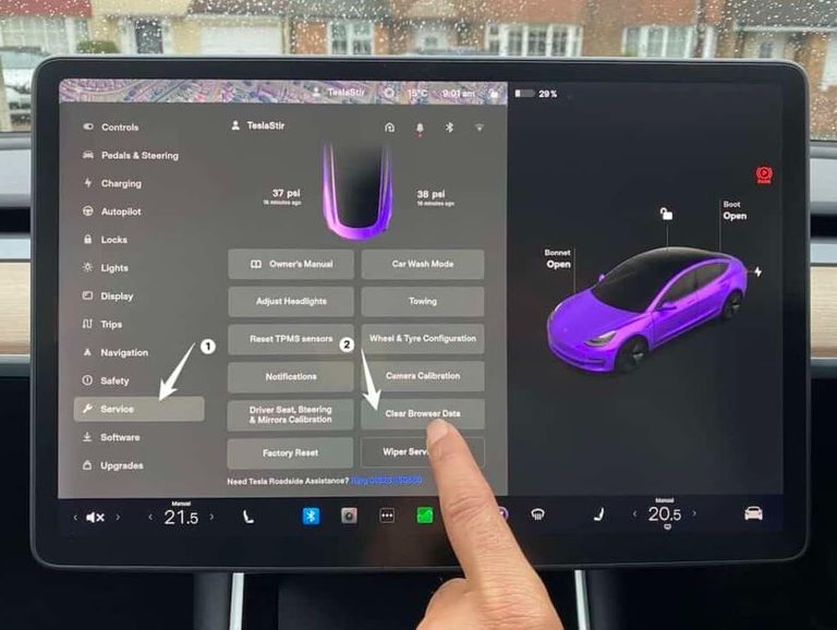Écran Tesla permettant d’effacer les données de la voiture avant sa revente