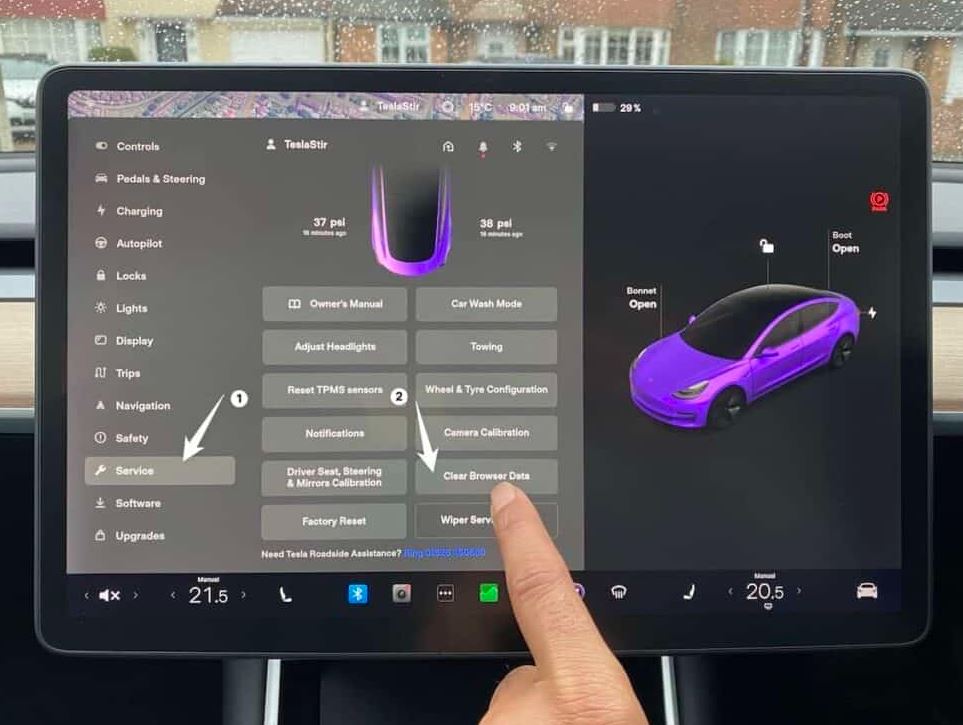 Écran Tesla permettant d’effacer les données de la voiture avant sa revente