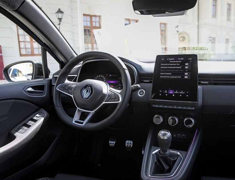 Habitacle de Renault Clio avec écran multimédia et services connectés