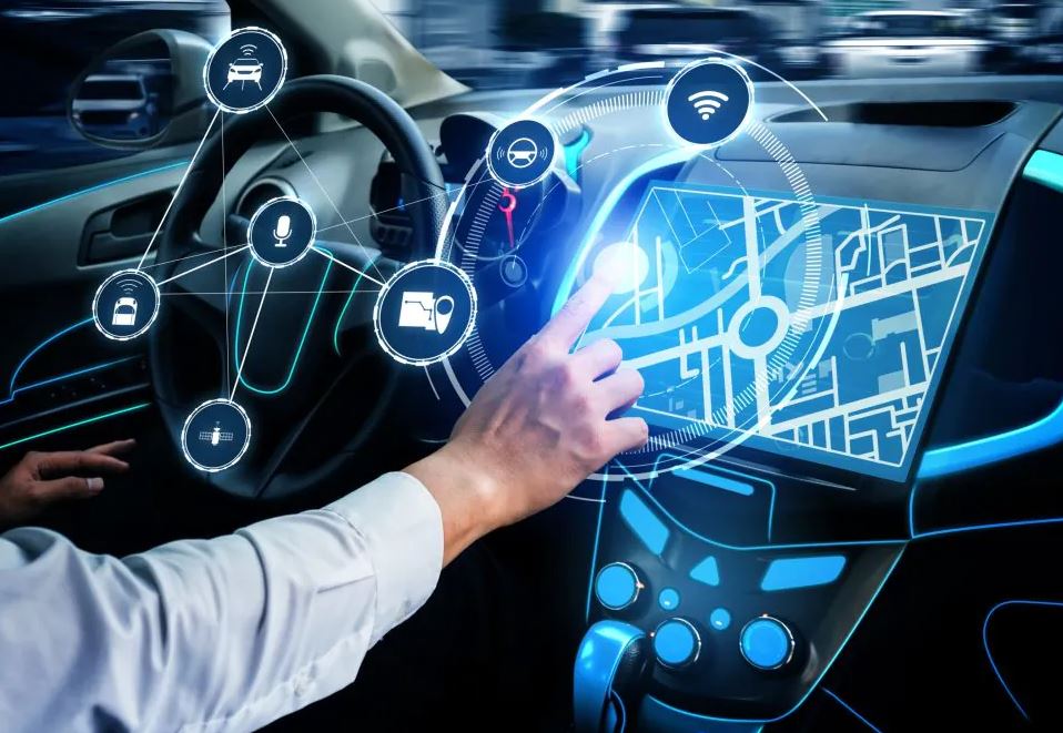 Système de navigation d’une voiture connectée utilisant la géolocalisation et les données