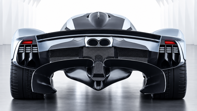 Aston Martin Valkyrie vue de l’arrière montrant les imposants tunnels aérodynamiques sous la voiture