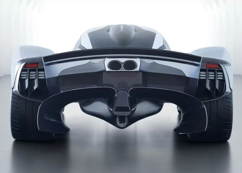 Aston Martin Valkyrie vue de l’arrière montrant les imposants tunnels aérodynamiques sous la voiture
