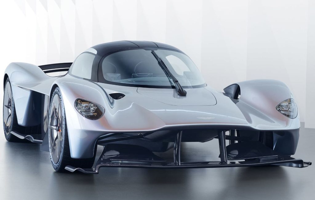 Aston Martin Valkyrie vue de trois quarts avant avec son aérodynamique très travaillée