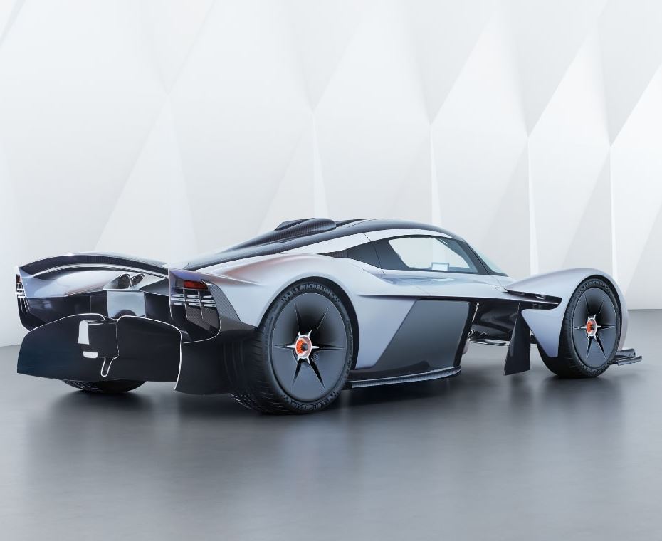 Aston Martin Valkyrie vue de trois quarts arrière et ses larges passages d’air sous la carrosserie