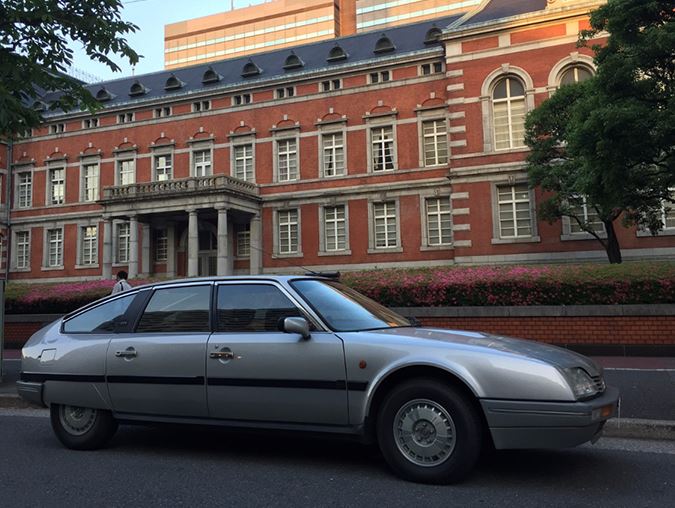 Citroën CX de profil montrant sa silhouette fastback à la ligne arrière plongeante