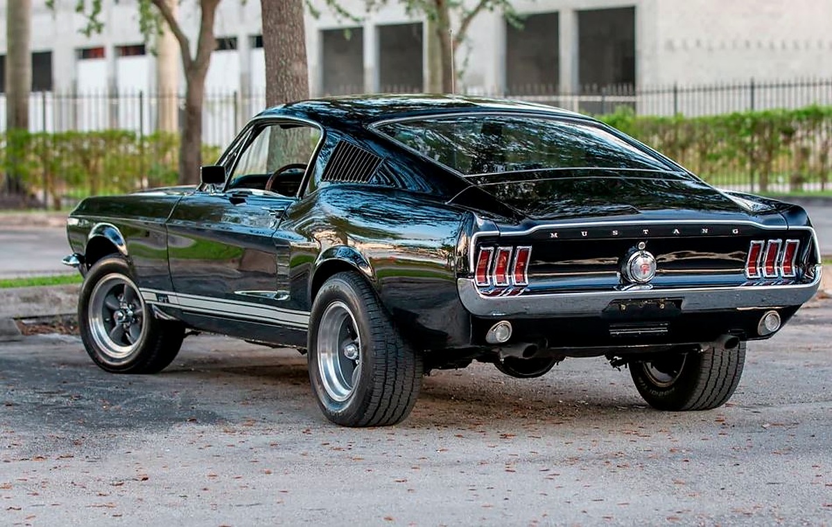 Ford Mustang Fastback noire montrant la célèbre ligne de toit plongeante