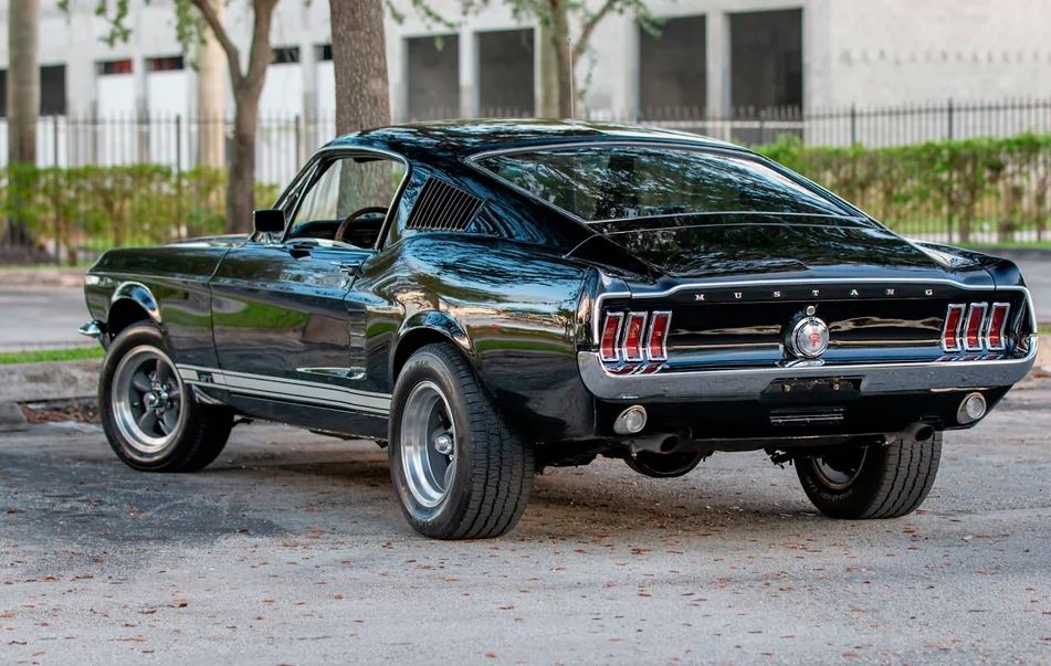 Ford Mustang Fastback noire montrant la célèbre ligne de toit plongeante