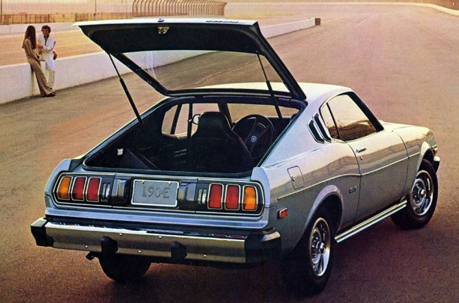 Toyota Celica Liftback avec hayon ouvert montrant la différence entre liftback et fastback