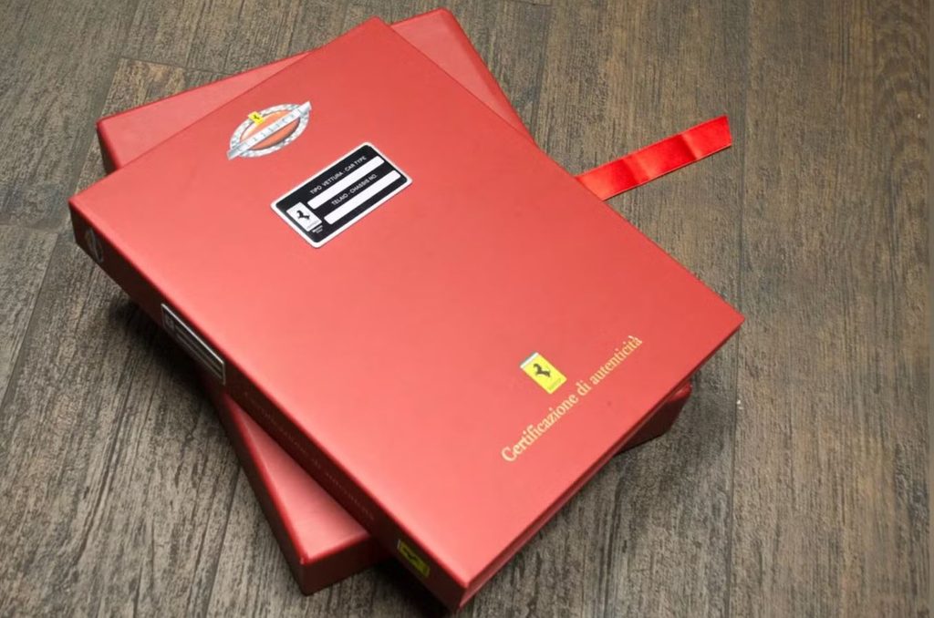 Red Book Ferrari Classiche identique à celui certifiant la Ferrari F50 de Mike Tyson