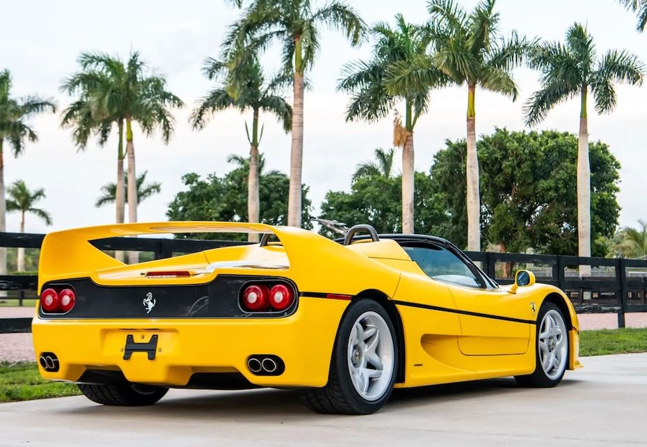 Ferrari F50 jaune vue de trois quarts arrière