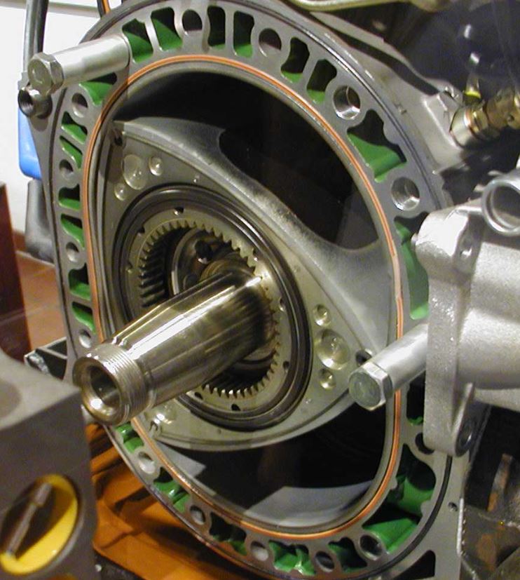 Moteur rotatif Wankel ouvert montrant le rotor et son carter
