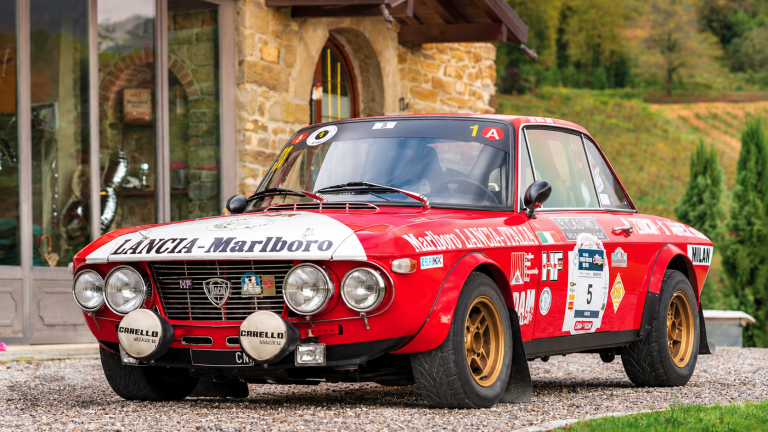 Lancia Fulvia Coupé 1.6 HF de rallye en livrée rouge