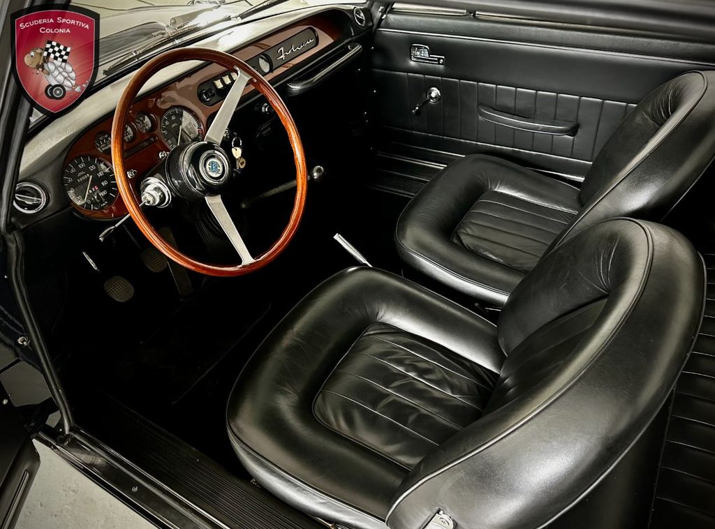 Intérieur de Lancia Fulvia Coupé avec volant en bois et tableau de bord
