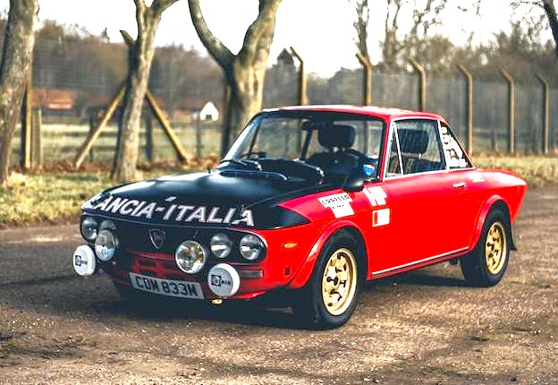 Lancia Fulvia Coupé de rallye rouge et noire aux couleurs Lancia Italia