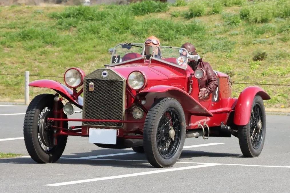 Lancia Lambda ancienne en configuration sportive lors d’un rassemblement historique
