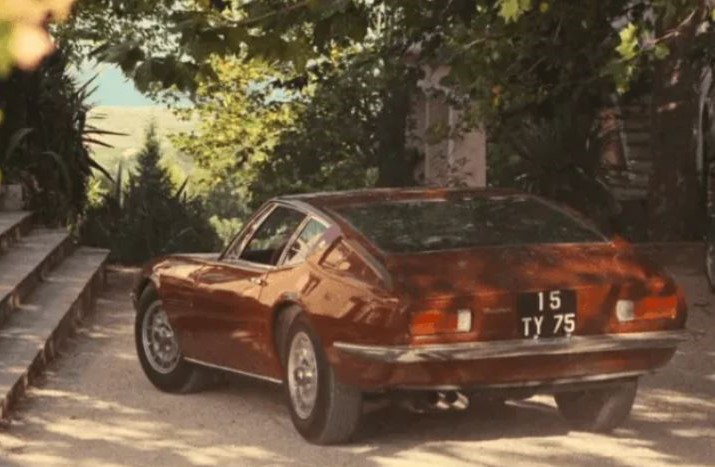 Maserati Ghibli rouge marron  du film La Piscine avec Alain Delon