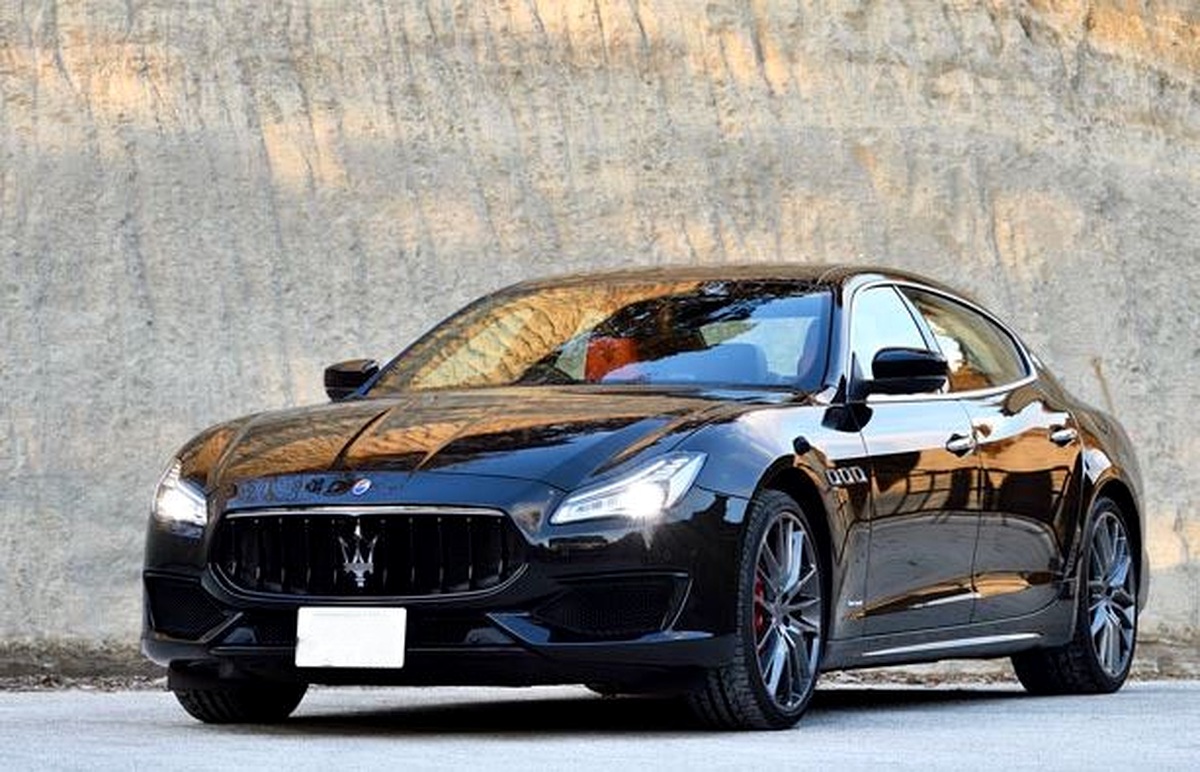 Maserati Quattroporte noire, modèle emblématique du Trident