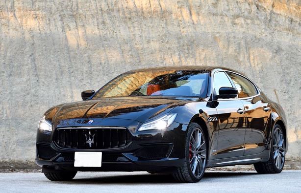 Maserati Quattroporte noire, modèle emblématique du Trident