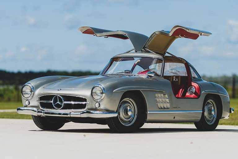 Mercedes 300 SL Gullwing avec ses célèbres portes papillon ouvertes